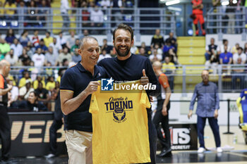 2023-06-03 - Reale Mutua Basket Torino president, David Avino gives to Beppe Poeta (ex cap Auxilium Torino) the playoff shirt - PLAYOFF - REALE MUTUA TORINO VS GRUPPO MASCIO TREVIGLIO - ITALIAN SERIE A2 - BASKETBALL