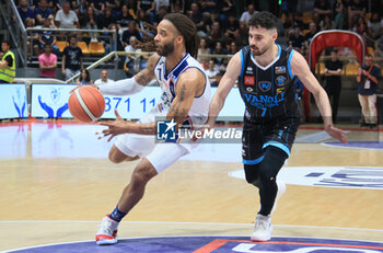 2023-06-04 - Adrian Banks (Fortitudo Flats Service Bologna) thwarted by Lorenzo Caroti (Vanoli basket Cremona) during the italian basketball Lbn A2 series Game 4 of the playoff semifinals match Fortitudo Flats Service Bologna Vs. Vanoli basket Cremona - Bologna, Italy, June 04, 2023 at Paladozza sport palace - Photo: Michele Nucci - PLAYOFF - FLATS SERVICE FORTITUDO BOLOGNA VS VANOLI BASKET CREMONA - ITALIAN SERIE A2 - BASKETBALL