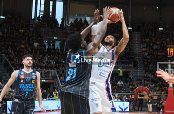 2023-06-04 - Adrian Banks (Fortitudo Flats Service Bologna) thwarted by Yantchoue Mobio Joseph (Vanoli basket Cremona) during the italian basketball Lbn A2 series Game 4 of the playoff semifinals match Fortitudo Flats Service Bologna Vs. Vanoli basket Cremona - Bologna, Italy, June 04, 2023 at Paladozza sport palace - Photo: Michele Nucci - PLAYOFF - FLATS SERVICE FORTITUDO BOLOGNA VS VANOLI BASKET CREMONA - ITALIAN SERIE A2 - BASKETBALL