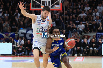 2023-11-26 - Gabe Devoe (Tezenis Scaligera Basket Verona) (R) thwarted by Matteo Fantinelli (Fortitudo Flats Services Bologna) during the italian basketball LBN A2 series championship match Fortitudo Flats Services Bologna Vs Tezenis Scaligera Basket Verona - Bologna, Italy, November 26, 2023 at Paladozza sports hall - Photo: Michele Nucci - FORTITUDO BOLOGNA VS TEZENIS VERONA - ITALIAN SERIE A2 - BASKETBALL