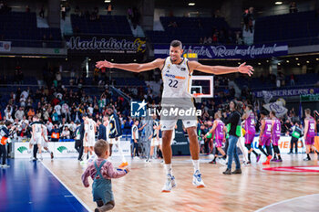 2023-11-26 - Edy Tavares of Real Madrid meets his son at the end of the ACB Spanish league match between Real Madrid and Morabanc Andorra at Wizink Center in Madrid, Spain. - REAL MADRID VS MORABANC ANDORRA - SPANISH LIGA ENDESA ACB - BASKETBALL