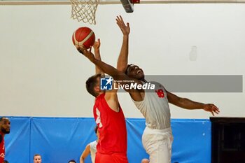 2023-09-09 - Gerard Beverly (Urania Basket Milano) thwarted by Alessandro Biaggini (Juvi Cremona) - URANIA MILANO VS CREMONA - SUPERCOPPA LNP - BASKETBALL