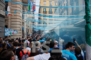 2023-04-30 - People of Naples, Chiaia district, rejoice at the 1-0 goal against Salernitana that would have allowed Napoli to win the third Scudetto in its history today,  Naples April 30th, 2023. ©Photo: Cinzia Camela. - CELEBRATIONS NAPOLI SOCCER CHAMPIONSHIP (SCUDETTO) VICTORY - OTHER - SOCCER