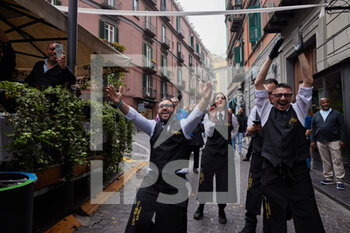 2023-04-30 - People of Naples, Cimmino bar, Chiaia district, rejoice at the 1-0 goal against Salernitana that would have allowed Napoli to win the third Scudetto in its history today,  Naples April 30th, 2023. ©Photo: Cinzia Camela. - CELEBRATIONS NAPOLI SOCCER CHAMPIONSHIP (SCUDETTO) VICTORY - OTHER - SOCCER