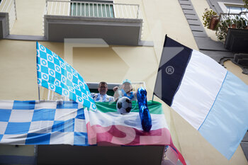 2023-04-30 - People of Naples on a balcony, Chiaia district, rejoice at the 1-0 goal against Salernitana that would have allowed Napoli to win the third Scudetto in its history today,  Naples April 30th, 2023. ©Photo: Cinzia Camela. - CELEBRATIONS NAPOLI SOCCER CHAMPIONSHIP (SCUDETTO) VICTORY - OTHER - SOCCER