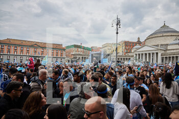 2023-04-30 - People of Naples, Piazza Plebiscito, rejoice at the 1-0 goal against Salernitana that would have allowed Napoli to win the third Scudetto in its history today,  Naples April 30th, 2023. ©Photo: Cinzia Camela. - CELEBRATIONS NAPOLI SOCCER CHAMPIONSHIP (SCUDETTO) VICTORY - OTHER - SOCCER