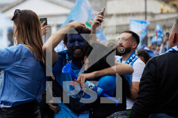 2023-04-30 - People of Naples, Piazza Plebiscito, a Napoletan supporter is crying at the end of the match against Salernitana  that would have allowed Napoli to win the third Scudetto in its history today,  Naples April 30th, 2023. ©Photo: Cinzia Camela. - CELEBRATIONS NAPOLI SOCCER CHAMPIONSHIP (SCUDETTO) VICTORY - OTHER - SOCCER