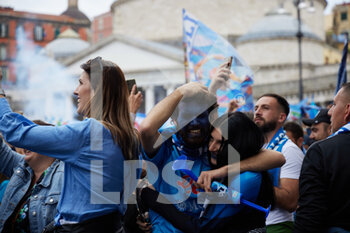 2023-04-30 - People of Naples, Piazza Plebiscito, a supporter is crying at the end of the match against Salernitana  that would have allowed Napoli to win the third Scudetto in its history today,  Naples April 30th, 2023. ©Photo: Cinzia Camela. - CELEBRATIONS NAPOLI SOCCER CHAMPIONSHIP (SCUDETTO) VICTORY - OTHER - SOCCER
