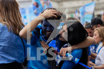 2023-04-30 - People of Naples, Piazza Plebiscito, a supporter is crying at the end of the match against Salernitana  that would have allowed Napoli to win the third Scudetto in its history today,  Naples April 30th, 2023. ©Photo: Cinzia Camela. - CELEBRATIONS NAPOLI SOCCER CHAMPIONSHIP (SCUDETTO) VICTORY - OTHER - SOCCER