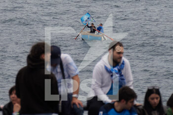 2023-04-30 - Napoli's fans on a boat waving the naples flag at the end of the match against Salernitana that would have allowed Napoli to win the third Scudetto in its history today,  Naples April 30th, 2023. ©Photo: Cinzia Camela. - CELEBRATIONS NAPOLI SOCCER CHAMPIONSHIP (SCUDETTO) VICTORY - OTHER - SOCCER
