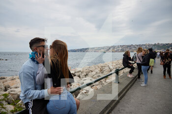 2023-04-30 - Two fans kiss on the Naples waterfront
at the end of the match against Salernitana that would have allowed Napoli to win the third Scudetto in its history today,  Naples April 30th, 2023. ©Photo: Cinzia Camela. - CELEBRATIONS NAPOLI SOCCER CHAMPIONSHIP (SCUDETTO) VICTORY - OTHER - SOCCER