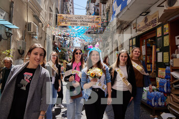 2023-04-29 - An hen party in the middle of  Naples's preparations to celebrate tomorrow the SSC Napoli's football team Scudetto, of the Italian Serie A Championship. Naples, April, the 29th, 2023. ©Photo: Cinzia Camela. - NAPLES PREPARES THE CELEBRATIONS FOR THE VICTORY OF THE CHAMPIONSHIP - OTHER - SOCCER