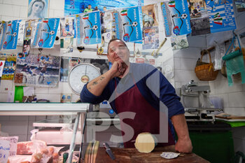 2023-04-29 - A shopkeeper in the Spanish quarters is ready to celebrate tomorrow the SSC Napoli's football team Scudetto, of the Italian Serie A Championship. Naples, April, the 29th, 2023. ©Photo: Cinzia Camela. - NAPLES PREPARES THE CELEBRATIONS FOR THE VICTORY OF THE CHAMPIONSHIP - OTHER - SOCCER