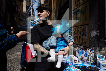 2023-04-29 - A street gadgets vendor and his son in the Spanish quarters is ready to celebrate tomorrow the SSC Napoli's football team Scudetto, of the Italian Serie A Championship. Naples, April, the 29th, 2023. ©Photo: Cinzia Camela. - NAPLES PREPARES THE CELEBRATIONS FOR THE VICTORY OF THE CHAMPIONSHIP - OTHER - SOCCER