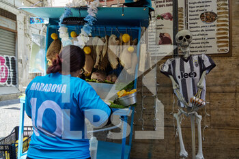 2023-04-29 - A street vendor near a skeleton with juventus t-shirt in the Spanish quarters is ready to celebrate tomorrow the SSC Napoli's football team Scudetto, of the Italian Serie A Championship. Naples, April, the 29th, 2023. ©Photo: Cinzia Camela. - NAPLES PREPARES THE CELEBRATIONS FOR THE VICTORY OF THE CHAMPIONSHIP - OTHER - SOCCER
