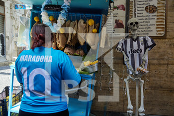2023-04-29 - A street vendor near a skeleton with juventus t-shirt in the Spanish quarters is ready to celebrate tomorrow the SSC Napoli's football team Scudetto, of the Italian Serie A Championship. Naples, April, the 29th, 2023. ©Photo: Cinzia Camela. - NAPLES PREPARES THE CELEBRATIONS FOR THE VICTORY OF THE CHAMPIONSHIP - OTHER - SOCCER