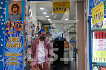 2023-04-29 - A shopkeeper in the Spanish quarters is ready to celebrate tomorrow the SSC Napoli's football team Scudetto, of the Italian Serie A Championship. Naples, April, the 29th, 2023. ©Photo: Cinzia Camela. - NAPLES PREPARES THE CELEBRATIONS FOR THE VICTORY OF THE CHAMPIONSHIP - OTHER - SOCCER