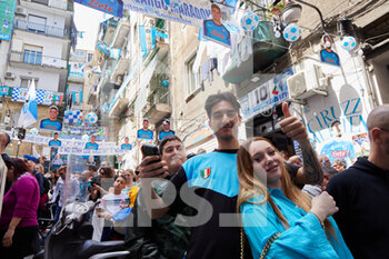 2023-04-29 - People in Largo Maradona are ready to celebrate tomorrow the SSC Napoli's football team Scudetto, of the Italian Serie A Championship. Naples, April, the 29th, 2023. ©Photo: Cinzia Camela. - NAPLES PREPARES THE CELEBRATIONS FOR THE VICTORY OF THE CHAMPIONSHIP - OTHER - SOCCER