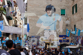 2023-04-29 - People in Largo Maradona are ready to celebrate tomorrow the SSC Napoli's football team Scudetto, of the Italian Serie A Championship. Naples, April, the 29th, 2023. ©Photo: Cinzia Camela. - NAPLES PREPARES THE CELEBRATIONS FOR THE VICTORY OF THE CHAMPIONSHIP - OTHER - SOCCER
