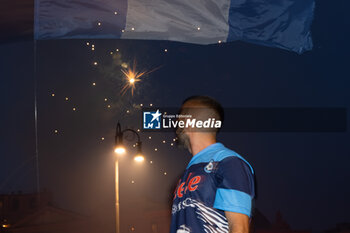 2023-06-04 - A fan looking at fireworks during Italian Serie A scudetto victory celebrations, Naples, Italy, June the 4th, 2023.
 ©Photo: Cinzia Camela. - SCUDETTO VICTORY CELEBRATIONS IN NAPLES - OTHER - SOCCER
