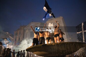 2023-06-04 - Napoli Supporters on Fontana del carciofo during Italian Serie A scudetto victory celebrations, Piazza Trieste e Trento, Naples, Italy, June the 4th, 2023. ©Photo: Cinzia Camela. - SCUDETTO VICTORY CELEBRATIONS IN NAPLES - OTHER - SOCCER