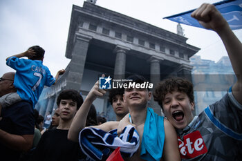 2023-06-04 - Napoli Supporters on Fontana del carciofo during Italian Serie A scudetto victory celebrations, Piazza Trieste e Trento, Naples, Italy, June the 4th, 2023. ©Photo: Cinzia Camela. - SCUDETTO VICTORY CELEBRATIONS IN NAPLES - OTHER - SOCCER