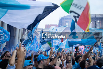 2023-06-04 - Napoli Supporters holding flags during Italian Serie A scudetto victory celebrations, Piazza Plebiscito, Naples, Italy, June the 4th, 2023. ©Photo: Cinzia Camela. - SCUDETTO VICTORY CELEBRATIONS IN NAPLES - OTHER - SOCCER