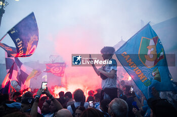 2023-06-04 - Napoli Supporter holding flag and taking pictures during Italian Serie A scudetto victory celebrations, Piazza Plebiscito, Naples, Italy, June the 4th, 2023. ©Photo: Cinzia Camela. - SCUDETTO VICTORY CELEBRATIONS IN NAPLES - OTHER - SOCCER