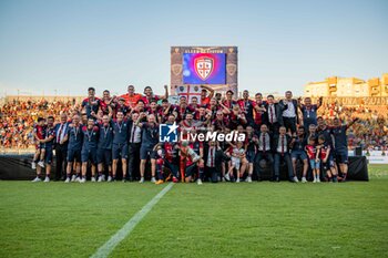 2023-06-12 - Team Cagliari Calcio, Alzata della Coppa, Premiazione - CAGLIARI AWARD CEREMONY FOR PROMOTION TO SERIE A - OTHER - SOCCER