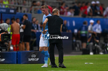 16/08/2023 - Manchester City’s Cole Palmer and Manchester City F.C Head Coach Pep Guardiola during a substitution on UEFA Super Cup 2023 final soccer match between Manchester City F.C. vs. Sevilla F.C. at the Stadio Georgios Karaiskakis-Piraeus in Athens, Greece, 16th of August 2023 - EUROPEAN SUPER CUP MANCHESTER CITY VS SEVILLE - SUPERCOPPA EUROPEA - CALCIO