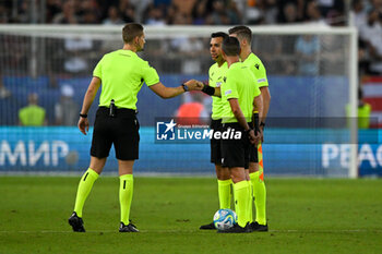 16/08/2023 - Arbitration Terna UEFA Super Cup 2023 have recieve the coin for the penalties during UEFA Super Cup 2023 final soccer match between Manchester City F.C. vs. Sevilla F.C. at the Stadio Georgios Karaiskakis-Piraeus in Athens, Greece, 16th of August 2023 - EUROPEAN SUPER CUP MANCHESTER CITY VS SEVILLE - SUPERCOPPA EUROPEA - CALCIO