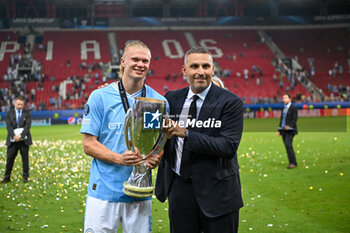 16/08/2023 - Charman of Manchester City's Khaldoon al-Mubarak and Manchester City’s Erling Haaland with the UEFA Super Cup 2023 at the final soccer match between Manchester City F.C. vs. Sevilla F.C. at the Stadio Georgios Karaiskakis-Piraeus in Athens, Greece, 16th of August 2023 - EUROPEAN SUPER CUP MANCHESTER CITY VS SEVILLE - SUPERCOPPA EUROPEA - CALCIO