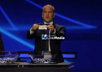 2023-08-31 - During the Uefa Champions League group draw, former football player Joe Cole draws Psv Eindhoven on 31 August 2023 at Grimaldi Forum, Monaco . Photo Nderim KACELI - EUROPEAN CLUB FOOTBALL KICK OFF CEREMONY - OTHER - SOCCER