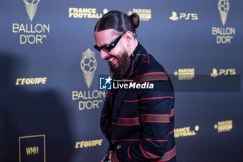 2023-10-30 - French singer SCH during the red carpet ceremony of the Ballon d'Or (Golden Ball) France Football 2023 on October 30, 2023 at Theatre du Chatelet in Paris, France - FOOTBALL - BALLON D'OR 2023 - RED CARPET CEREMONY - OTHER - SOCCER
