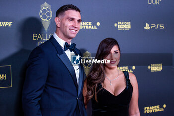 2023-10-30 - Emiliano Martinez and wife during the red carpet ceremony of the Ballon d'Or (Golden Ball) France Football 2023 on October 30, 2023 at Theatre du Chatelet in Paris, France - FOOTBALL - BALLON D'OR 2023 - RED CARPET CEREMONY - OTHER - SOCCER