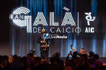 2023-12-04 - Victor Osihmen receives the AIC Oscar del Calcio Awards during the Gran Gala del Calcio 2023 Oscar del Calcio Awards AIC at Superstudio Maxi, Milan, Italy on December 05, 2023 - GRAN GALA DEL CALCIO AIC - OTHER - SOCCER