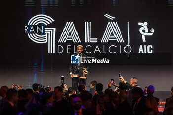 2023-12-04 - Victor Osihmen receives the AIC Oscar del Calcio Awards during the Gran Gala del Calcio 2023 Oscar del Calcio Awards AIC at Superstudio Maxi, Milan, Italy on December 05, 2023 - GRAN GALA DEL CALCIO AIC - OTHER - SOCCER