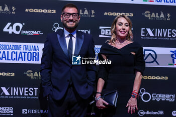 2023-12-04 - (L-R) Enrico Papi and Raffaella Schifino attends during the Gran Gala del Calcio 2023 Oscar del Calcio Awards AIC at Superstudio Maxi, Milan, Italy on December 04, 2023 - GRAN GALA DEL CALCIO AIC - OTHER - SOCCER