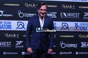 2023-12-04 - Fabio Caressa attends during the Gran Gala del Calcio 2023 Oscar del Calcio Awards AIC at Superstudio Maxi, Milan, Italy on December 04, 2023 - GRAN GALA DEL CALCIO AIC - OTHER - SOCCER