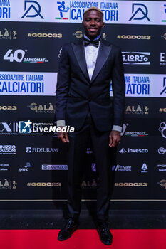 2023-12-04 - Victor Osihmen attends during the Gran Gala del Calcio 2023 Oscar del Calcio Awards AIC at Superstudio Maxi, Milan, Italy on December 04, 2023 - GRAN GALA DEL CALCIO AIC - OTHER - SOCCER