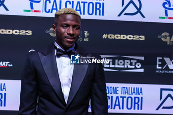 2023-12-04 - Victor Osihmen attends during the Gran Gala del Calcio 2023 Oscar del Calcio Awards AIC at Superstudio Maxi, Milan, Italy on December 04, 2023 - GRAN GALA DEL CALCIO AIC - OTHER - SOCCER