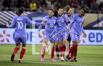 2023-04-07 - Clara Mateo, Delphine Cascarino, Kenza Dali, Sandie Toletti, Onema Grace Geyoro of France celebrate a goal during the Women's Friendly football match between France and Colombia on April 7, 2023 at Stade Gabriel-Montpied in Clermont-Ferrand, France - FOOTBALL - WOMEN'S FRIENDLY GAME - FRANCE V COLOMBIA - FRIENDLY MATCH - SOCCER