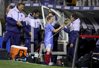 2023-04-07 - Eugenie Le Sommer of France celebrates her goal with staff of France when she's replaced during the Women's Friendly football match between France and Colombia on April 7, 2023 at Stade Gabriel-Montpied in Clermont-Ferrand, France - FOOTBALL - WOMEN'S FRIENDLY GAME - FRANCE V COLOMBIA - FRIENDLY MATCH - SOCCER