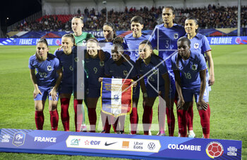 2023-04-07 - Team France poses before the Women's Friendly football match between France and Colombia on April 7, 2023 at Stade Gabriel-Montpied in Clermont-Ferrand, France - FOOTBALL - WOMEN'S FRIENDLY GAME - FRANCE V COLOMBIA - FRIENDLY MATCH - SOCCER