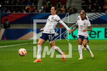 2023-04-11 - Lea Le Garrec of France controls the ball during the Women's Friendly football match between France and Canada on April 11, 2023 at Marie-Marvingt stadium in Le Mans, France - FOOTBALL - WOMEN'S FRIENDLY GAME - FRANCE V CANADA - FRIENDLY MATCH - SOCCER