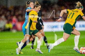 2023-04-11 - Katrina Gorry (19) of Australia is fouled by Ella Toone (10) of England during the Women's friendly football match between England and Australia on 11 April 2023 at Gtech Community Stadium in Brentford, England - FOOTBALL - WOMEN'S FRIENDLY GAME - ENGLAND V AUSTRALIA - FRIENDLY MATCH - SOCCER