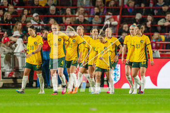 2023-04-11 - Sam Kerr (L) (20) of Australia celebrates a goal 0-1 with teammates during the Women's friendly football match between England and Australia on 11 April 2023 at Gtech Community Stadium in Brentford, England - FOOTBALL - WOMEN'S FRIENDLY GAME - ENGLAND V AUSTRALIA - FRIENDLY MATCH - SOCCER