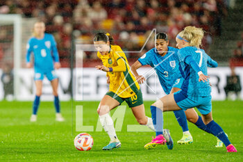 2023-04-11 - Hayley Raso (16) of Australia and Jess Carter (3), Chloe Kelly (7) of England during the Women's friendly football match between England and Australia on 11 April 2023 at Gtech Community Stadium in Brentford, England - FOOTBALL - WOMEN'S FRIENDLY GAME - ENGLAND V AUSTRALIA - FRIENDLY MATCH - SOCCER