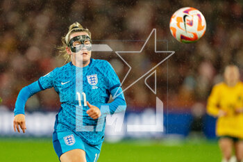 2023-04-11 - Lauren Hemp (11) of England wears a protective facemask during the Women's friendly football match between England and Australia on 11 April 2023 at Gtech Community Stadium in Brentford, England - FOOTBALL - WOMEN'S FRIENDLY GAME - ENGLAND V AUSTRALIA - FRIENDLY MATCH - SOCCER