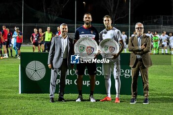 2023-07-21 - Leonardo Pavoletti of Cagliari Calcio, Gabriele Bellodi of Olbia Calcio, Premiazione - OLBIA VS CAGLIARI - FRIENDLY MATCH - SOCCER